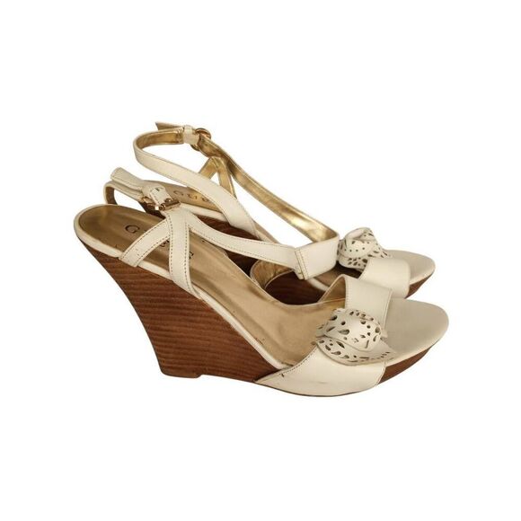 GUESS WHITE FLOWER WEDGE SANDAL SZ.7 GUC. - Picture 1 of 6